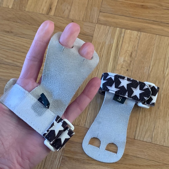 Kids Gymnastics Grips - Adjustable Velcro Wristband - Suede Hand Grip - Picture 4 of 9